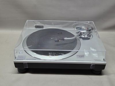 une platine posée sur une table
