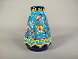 un vase bleu orné d'un motif floral