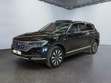 une Volkswagen Touareg noire garée dans un showroom