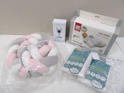 deux paquets de produits pour bébés posés sur une table