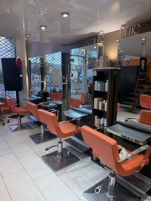 Dix postes de coiffure comprenant un fauteuil en similicuir orange à p - Photo 1