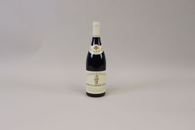 la bouteille de vin est posée sur une surface blanche