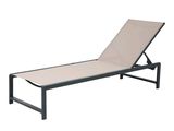 La chaise longue est en métal et est recouverte d'une housse beige.