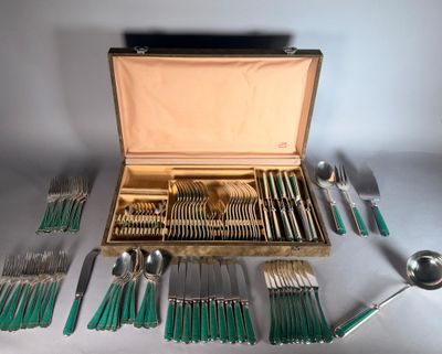 un coffret contenant beaucoup d'argenterie