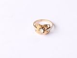 gros plan d'une bague en or sur une surface blanche
