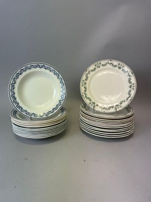 plusieurs assiettes empilées sur une table