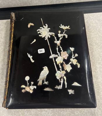 une photo représentant un tableau avec des oiseaux et des fleurs accroché au mur