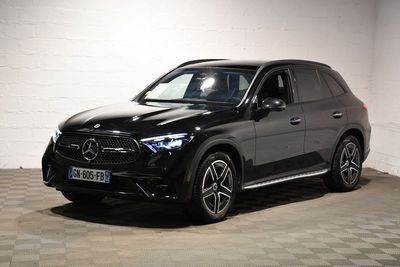 Le SUV Mercedes est garé dans un garage dont le sol est à damier.