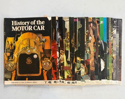 trois livres consacrés à l'automobile, exposés sur un fond blanc
