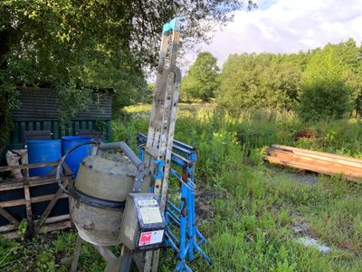 une bétonnière garée au milieu d'un champ