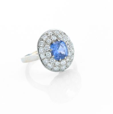 une bague à grappes de saphirs et de diamants