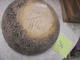 un gâteau avec une inscription dessus, posé sur une table
