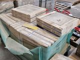 une pile de livres posée sur une palette dans un entrepôt