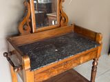 une petite table en bois sur laquelle se trouve un miroir