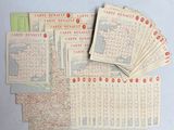 de nombreuses cartes de la France étalées sur une table