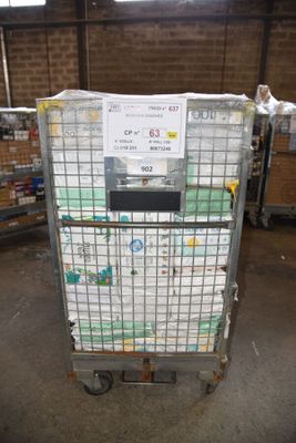 un chariot contenant de nombreux cartons dans un entrepôt