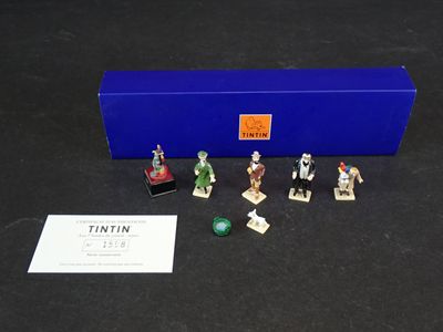 une boîte remplie de petites figurines posée sur une table