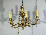 un lustre en or suspendu au plafond d'une pièce