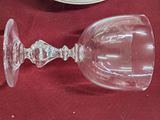 un verre à vin posé sur une table à côté d'une assiette