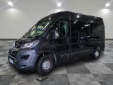 une photo d'une camionnette noire garée dans un garage