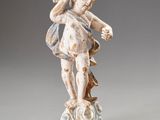 statue d'un garçon avec un oiseau sur l'épaule