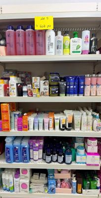 de nombreux types de produits différents dans les rayons du magasin