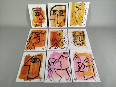six tableaux représentant des personnes aux visages différents, peints sur une surface blanche