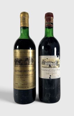 deux bouteilles de vin posées l'une à côté de l'autre sur une surface blanche
