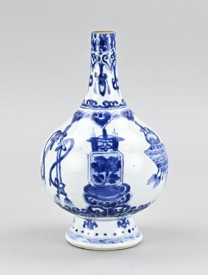 un vase bleu et blanc orné d'un motif oriental