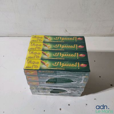une pile de paquets de cigarettes posée sur un comptoir