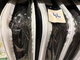 de nombreux sacs de nourriture sur les rayons du magasin