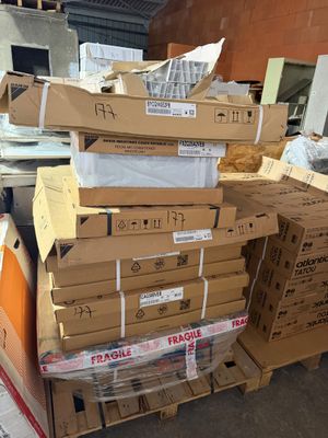 de nombreux cartons empilés les uns sur les autres dans un entrepôt