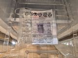 un journal dans un bac en plastique posé sur un comptoir