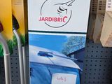 une affiche apposée sur le côté d'un présentoir dans un magasin
