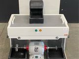 un gros plan d'une machine contenant un plateau de cupcakes