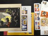 beaucoup de timbres et de cartes postales posés sur une table