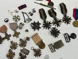 beaucoup de médailles et d'autres objets posés sur la table