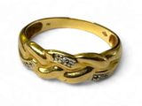 alliance en or jaune sertie de diamants sur fond blanc