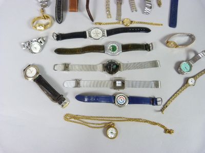 de nombreux types de montres et de bracelets disposés sur une table