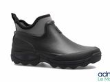 gros plan d'une paire de chaussures noires sur fond blanc