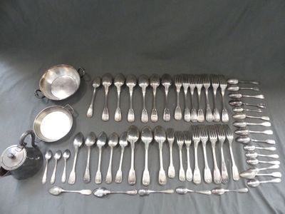 beaucoup d'argenterie sur une table où se trouve une théière