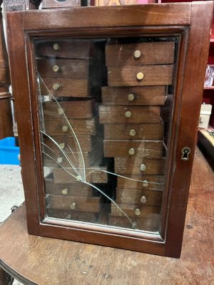 une vitrine comportant plusieurs tiroirs à l'intérieur