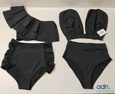 deux maillots de bain noirs ornés de volants