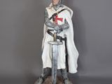 statue d'un chevalier muni d'une épée et d'un bouclier, posée sur un socle