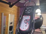 une photo d'une pièce avec un miroir et un appareil de musculation