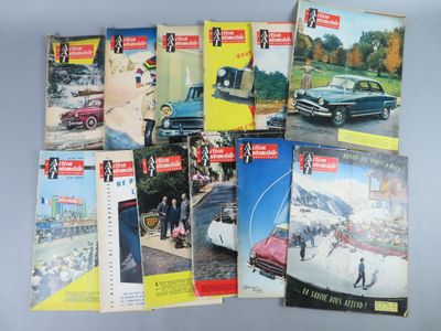 Plusieurs anciennes brochures automobiles sont exposées sur une table