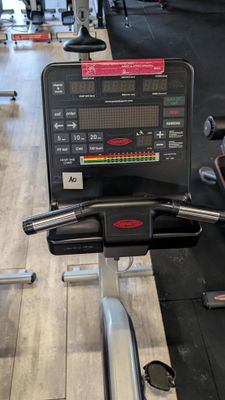 a machine that is sitting on the floor in the gym