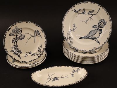 un ensemble d'assiettes ornées d'oiseaux sur fond noir