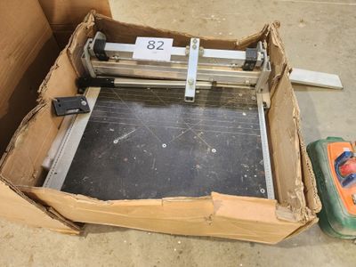 une boîte posée par terre, contenant une machine