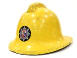 un casque de pompier jaune orné d'un insigne